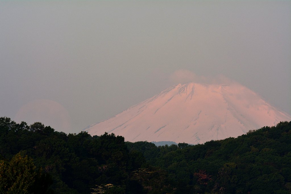 朝富士と沈む月