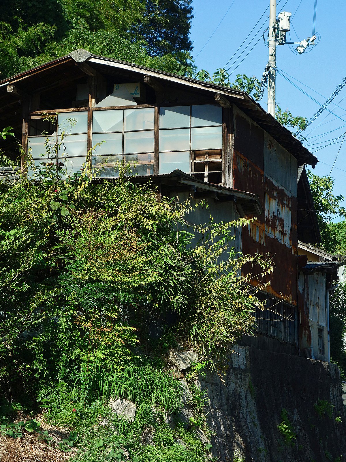 崖の上の小屋