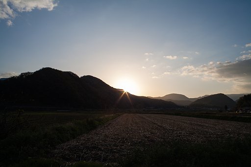 快晴の朝日の出。