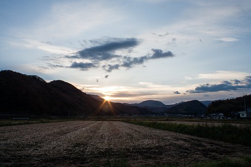 雲のある朝日の出・・。