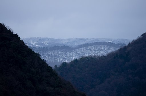 扇の山に雪が降って・・。