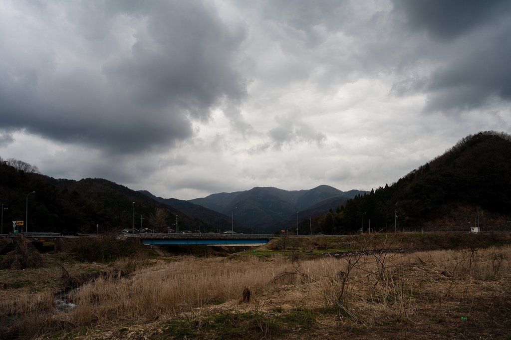 暗い曇り空の朝。