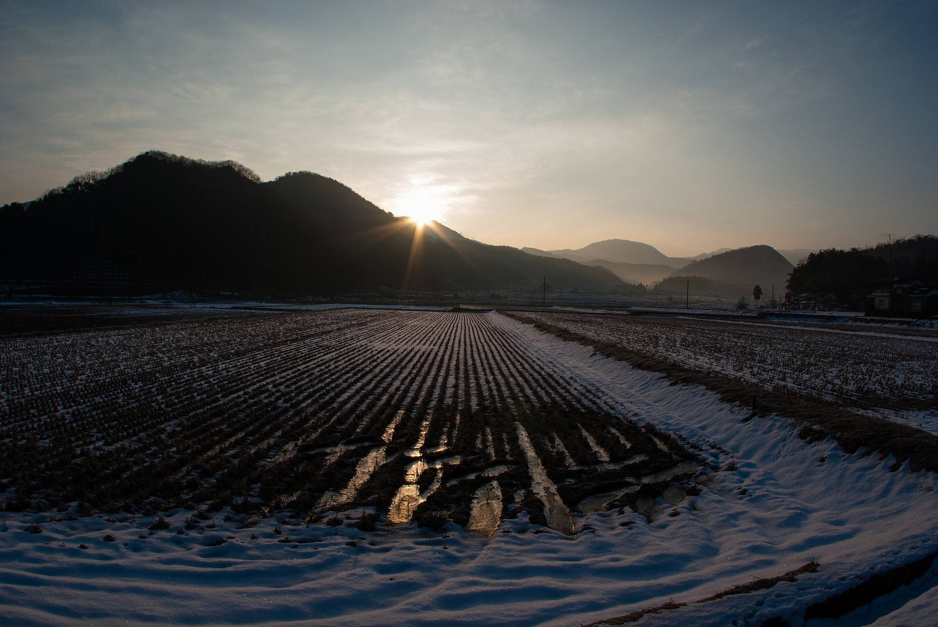 山の稜線からの朝日の出。