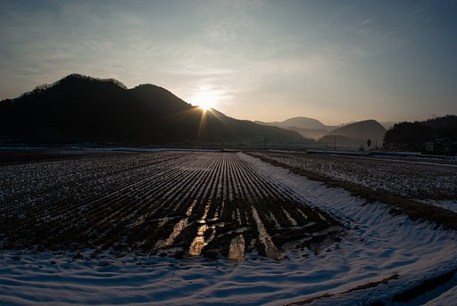 山の稜線からの朝日の出。