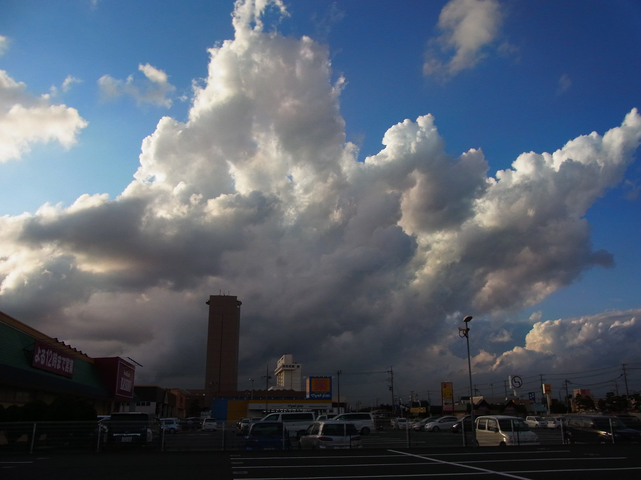 暑さの名残り雲