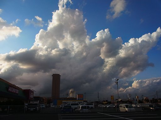 暑さの名残り雲