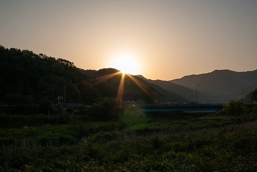 山の稜線からの朝日の出。