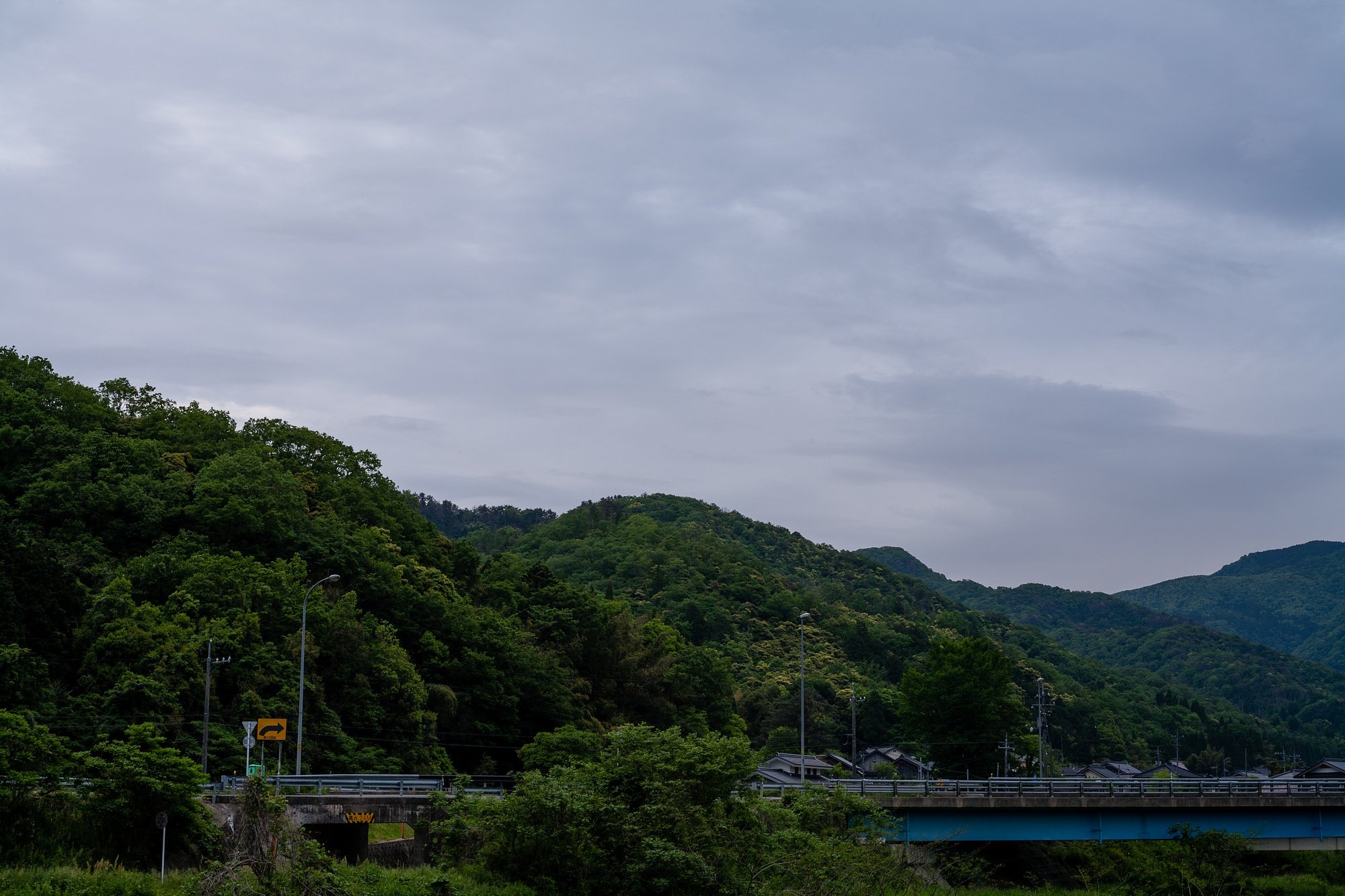 暗い曇り空。