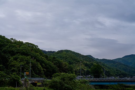 暗い曇り空。