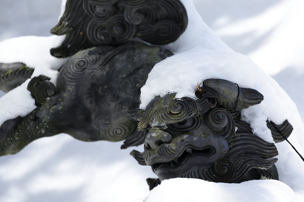 埋もれる獅子