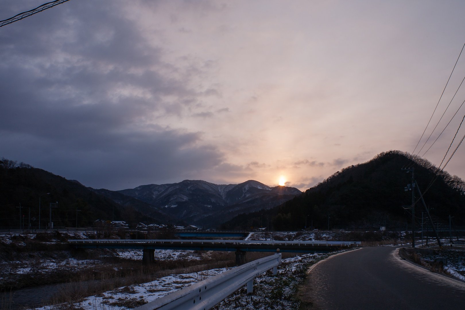 雪のチラチラする朝日の出。