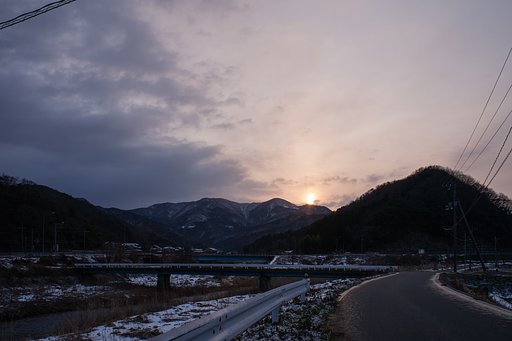 雪のチラチラする朝日の出。