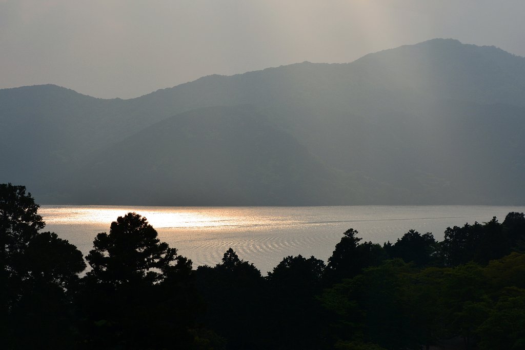 湖水輝く