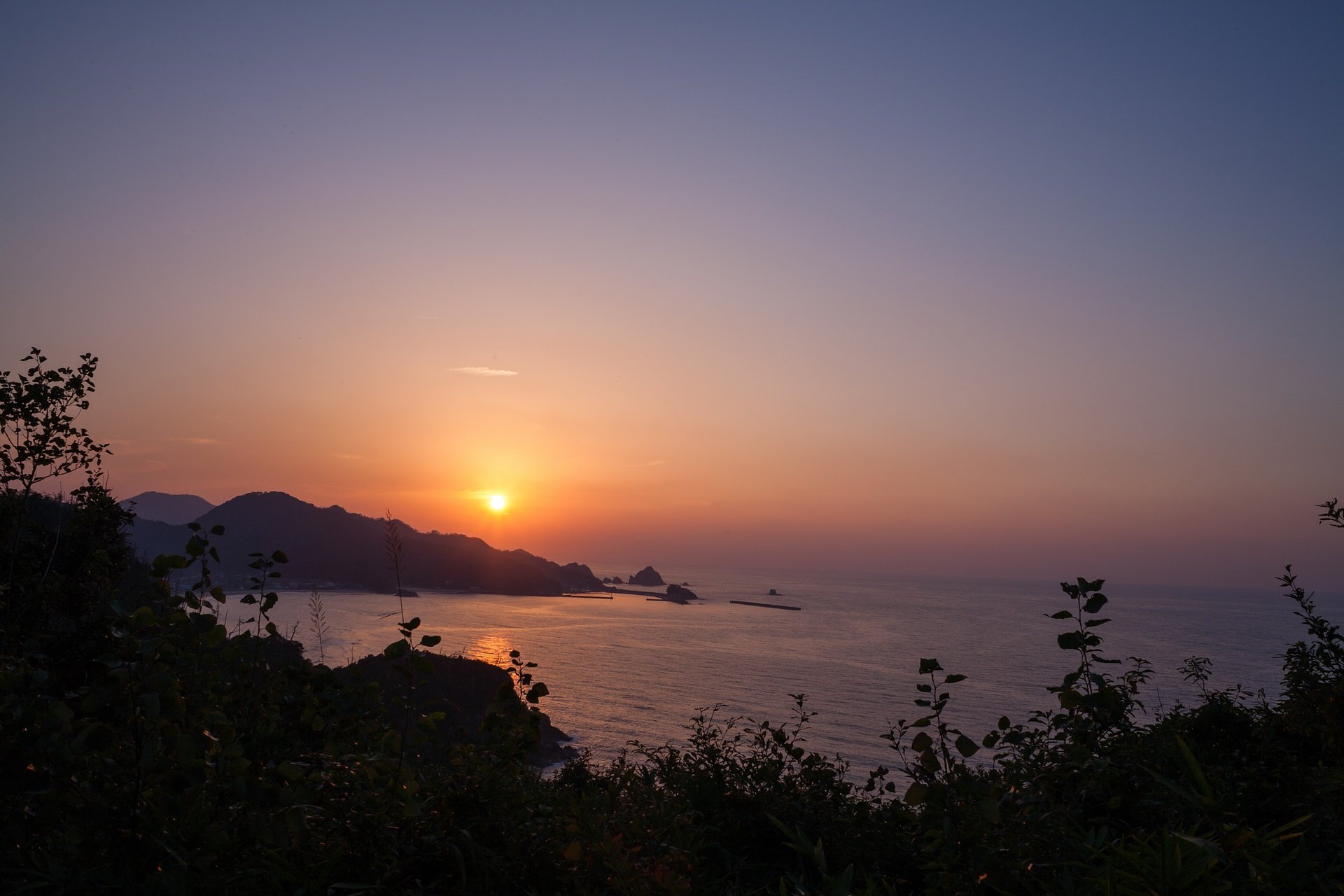 日本海への日の入り。