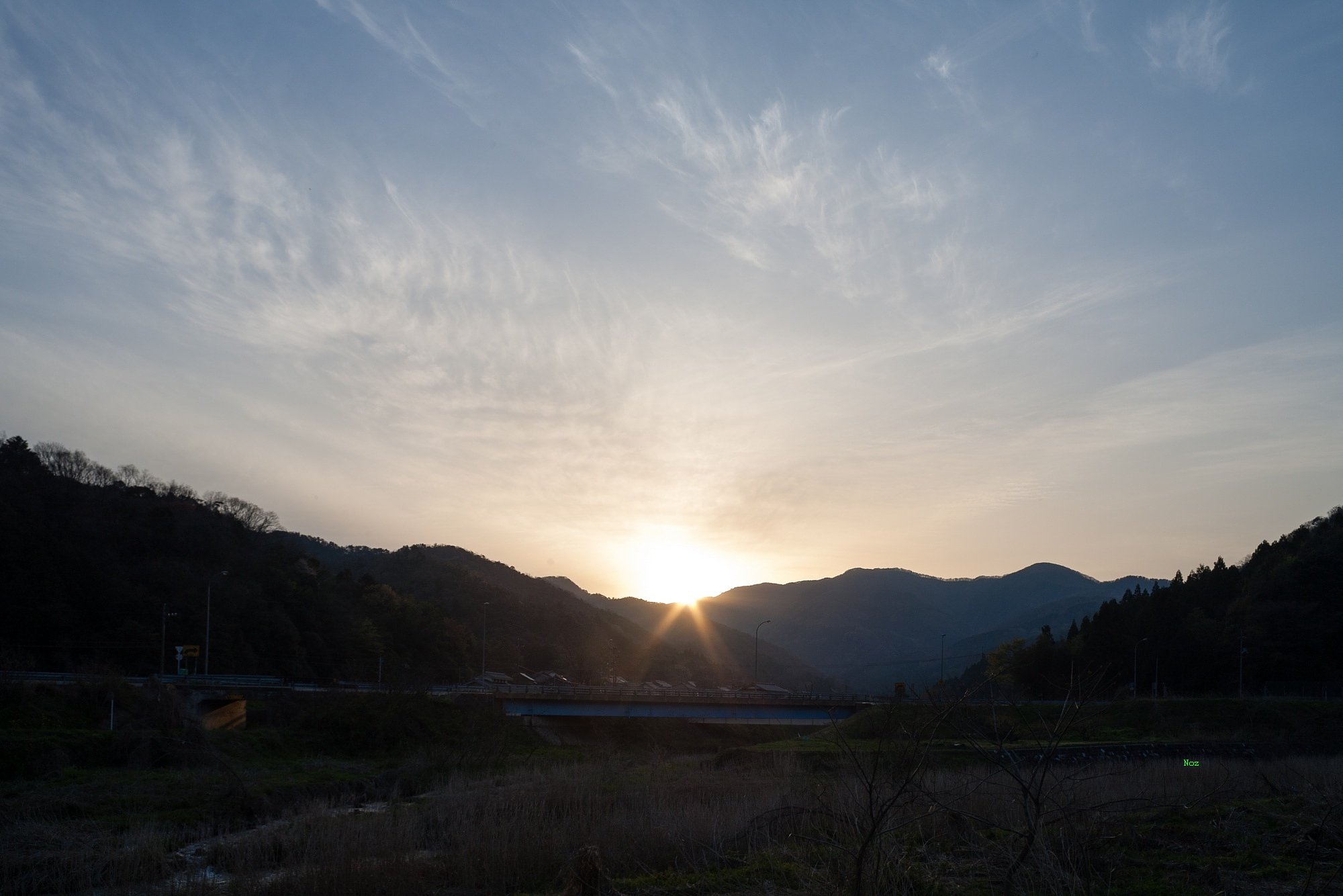 淡い雲の多い朝日の出。