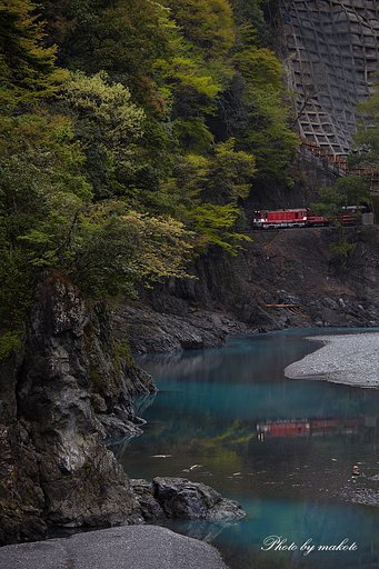 早春の山間を
