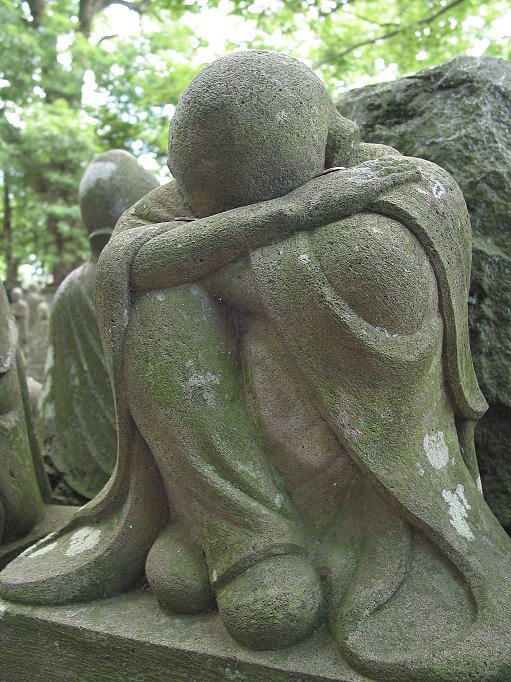 うなだれる男