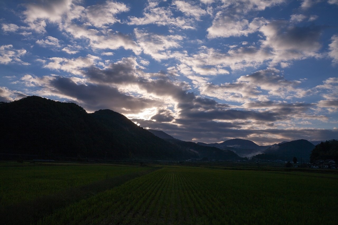 異様な雲の朝日の出。