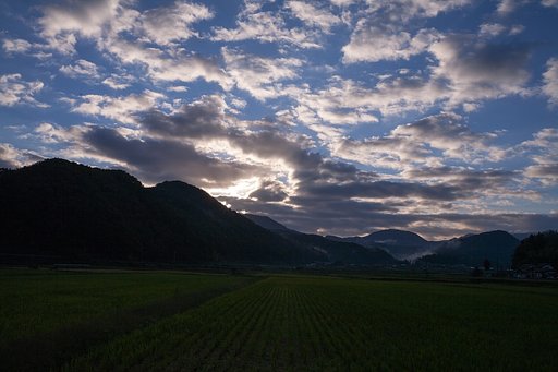 異様な雲の朝日の出。