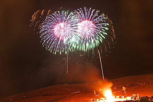 冬の夜空が染まる