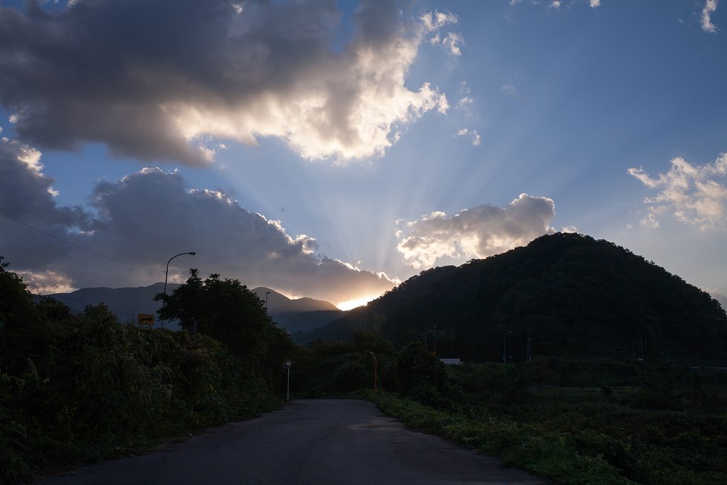 山の稜線からの朝日の出。