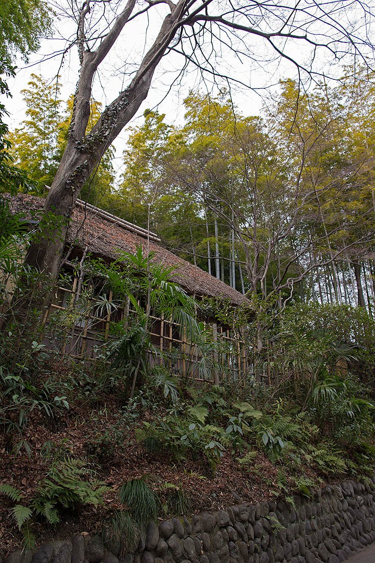 坂道の茅葺き
