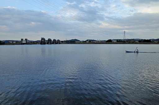 朝の川