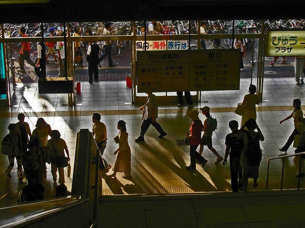 【影】駅構内