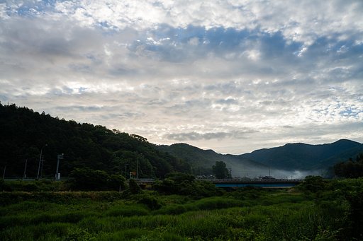 うろこ状の雲の多い朝。