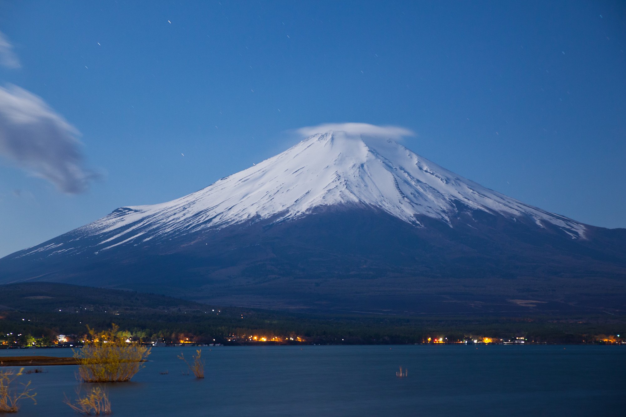 昼のような夜の富士