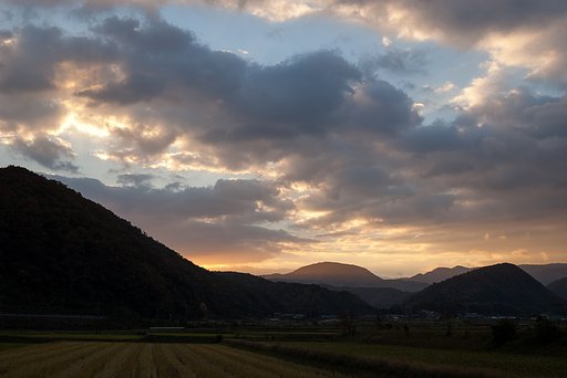 山の稜線からの朝日の出。