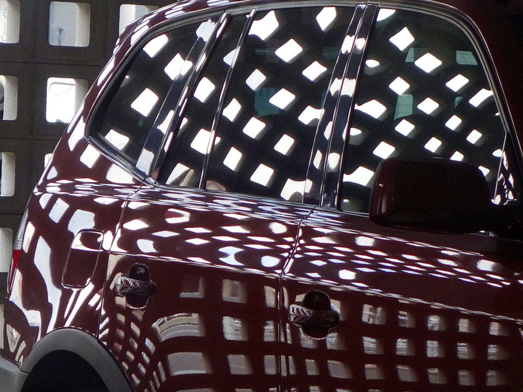 格子柄乗用車
