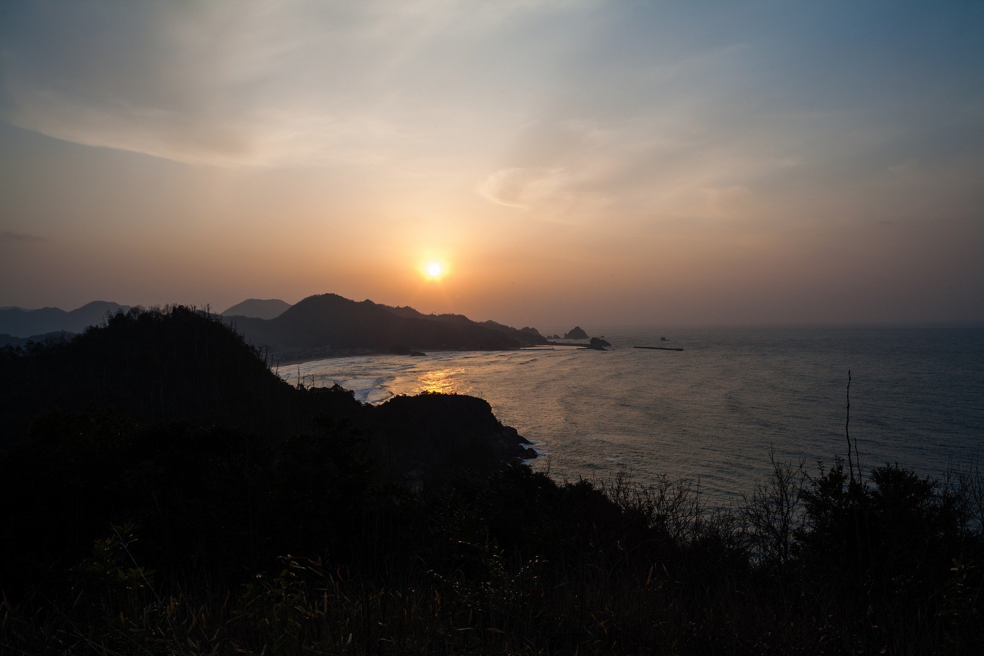 日本海の水平線への日の入り。
