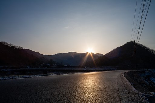 雪のある朝日の出。