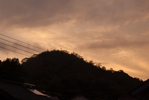 北東の空が薄っすら赤く・・。