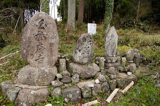 村の入り口辺りの石碑など・・。