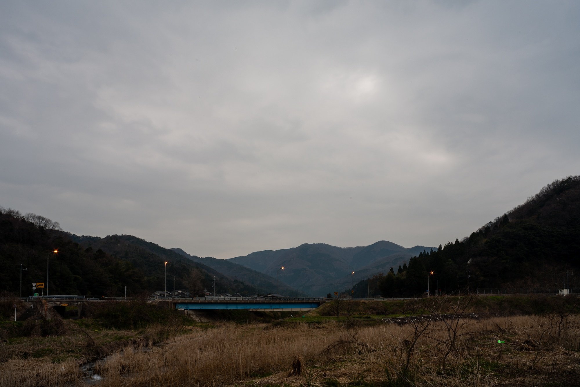 暗い曇り空の朝！