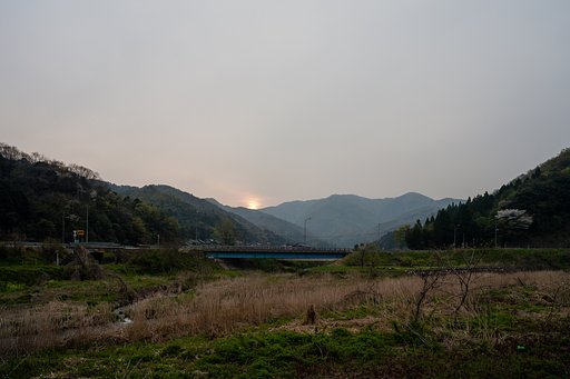 暗い曇り空。