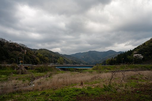 暗い曇り空。
