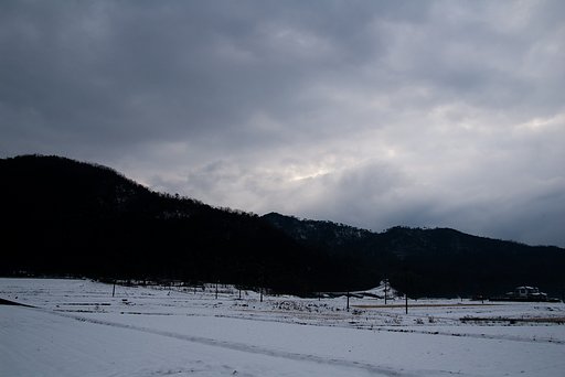 暗い雲に覆われた西空。