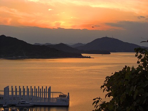 色付く瀬戸の海