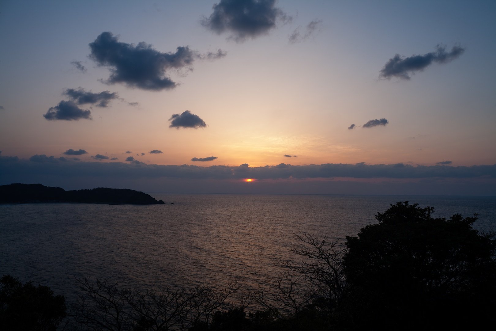 寒い日本海への日の入り。