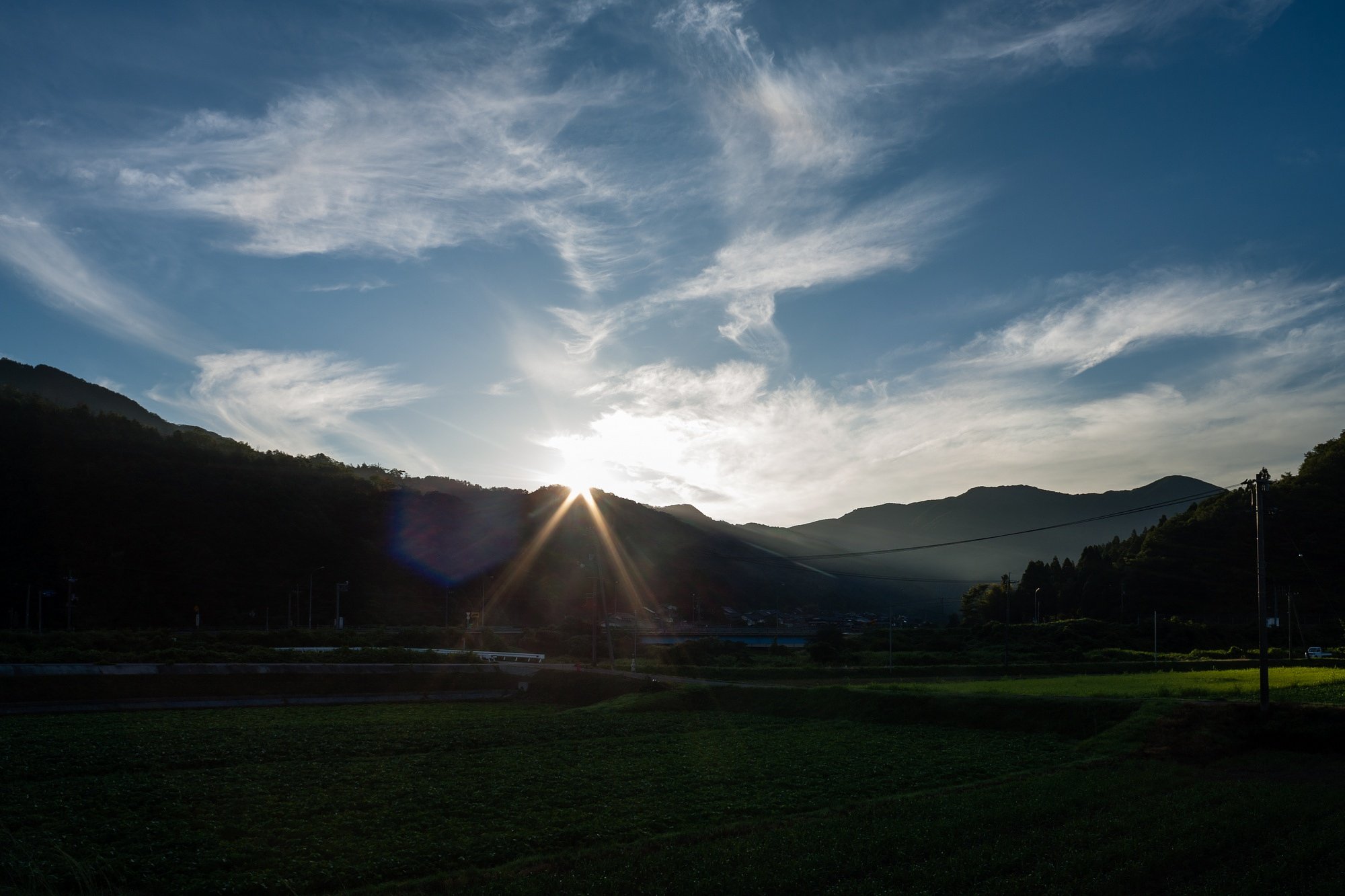 激しい光芒の朝日!