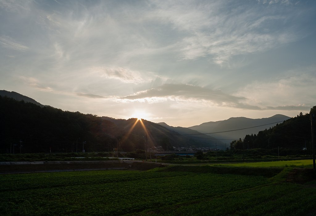 鯨の様な雲に覆われた朝日の出。