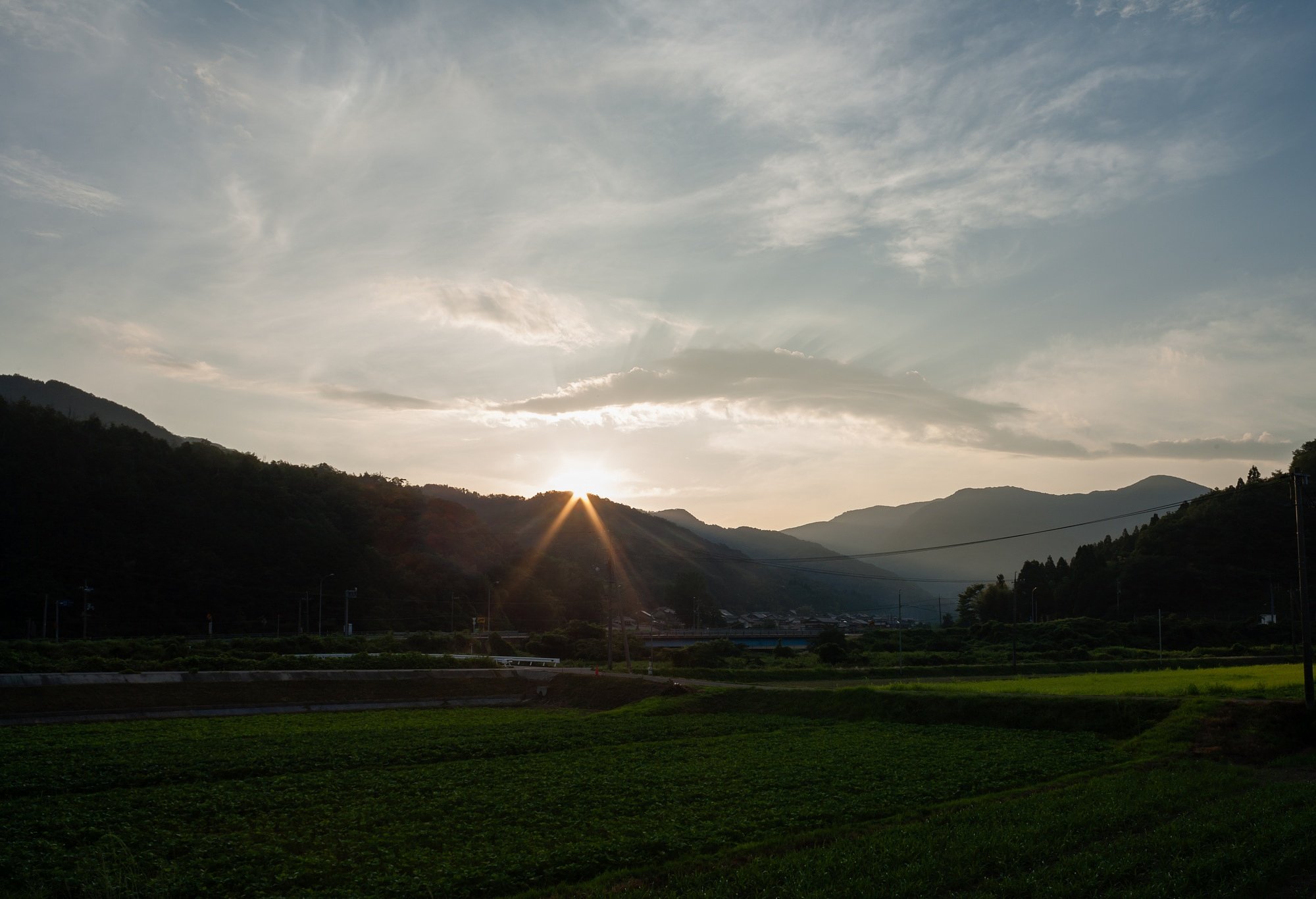 鯨の様な雲に覆われた朝日の出。