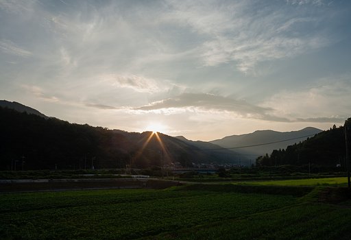 鯨の様な雲に覆われた朝日の出。