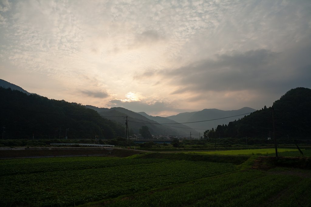 雲に遮られた朝日の出。