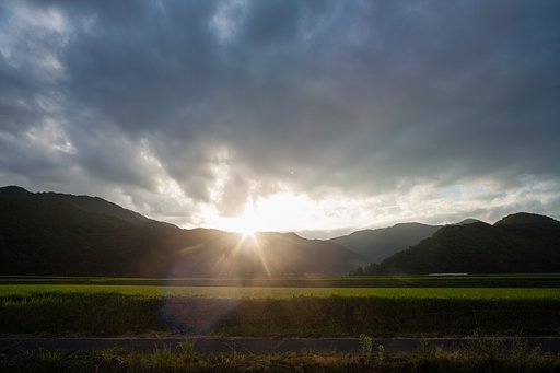 雲の多い朝。