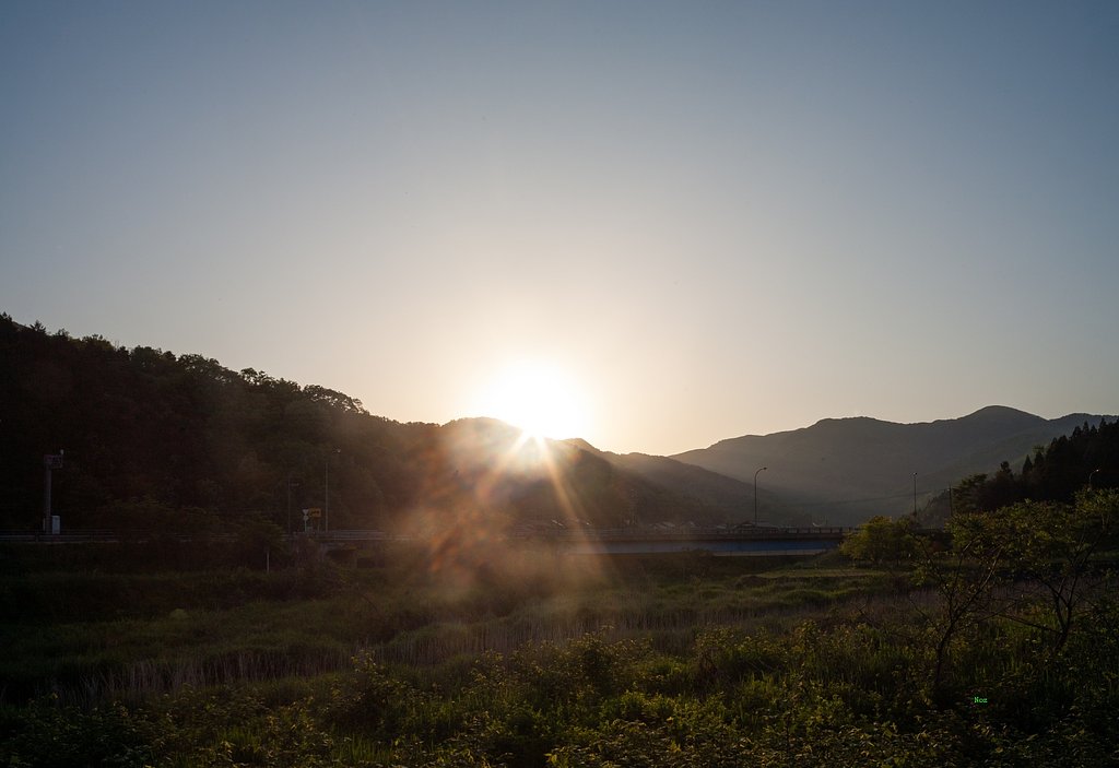 激しい光芒の朝日!