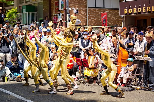 金粉ショー（野毛大道芸）